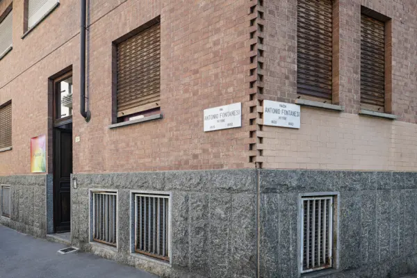 La facciata della scuola all'angolo della via