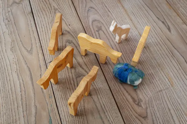 Animali in legno e una pecora di lana
