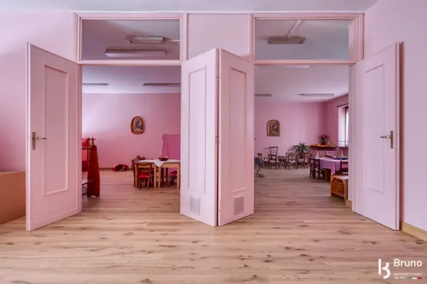Le porte aperte tra due sale