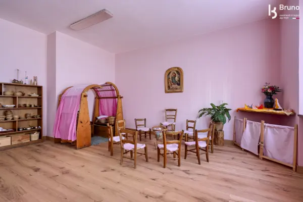 Angolo di gioco con tende rosa e sedioline